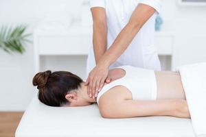 physiothérapeute faisant le massage du cou
