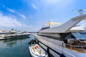 france, cote d'azur, port de plaisance de monte carlo avec yachts de luxe et voitures dans la baie de monaco photo