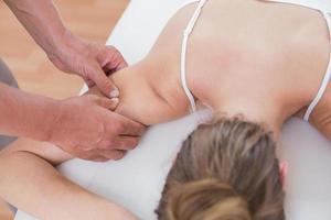 physiothérapeute faisant un massage des bras à son patient