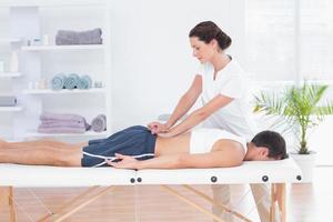 physiothérapeute faisant le massage du dos