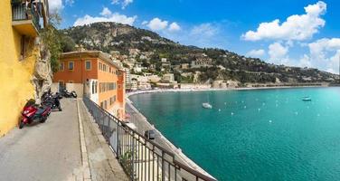 france, cote d'azur, vue panoramique sur la vieille ville de villefranche et la promenade maritime photo