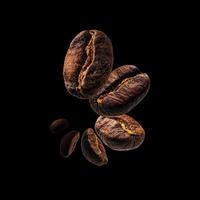 grains de café en lévitation sur fond noir photo