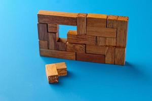 blocs de bois géométriques sur nacground bleu photo
