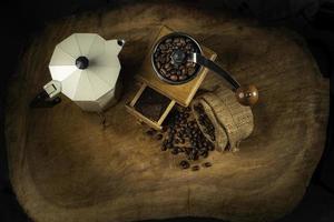 ensemble de café avec pot de moka et broyeur sur le vieux plancher en bois. mise au point douce. photo