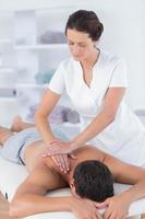 physiothérapeute faisant un massage des épaules à son patient photo