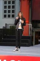 los angeles, jan 26 - paris jackson prend la parole lors de la cérémonie de l'empreinte de la main et de l'empreinte immortalisée de michael jackson au graumans chinese theatre le 26 janvier 2012 à los angeles, ca photo