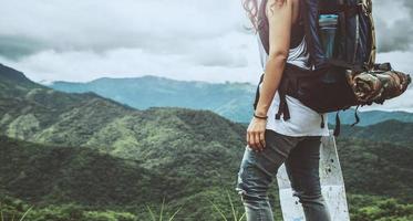 les femmes asiatiques voyagent se détendent pendant les vacances. debout sur la montagne. Thaïlande photo