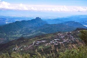 village avec vue sur la montagne dans la vallée le matin en Asie tropicale. phu tubberk thailande photo