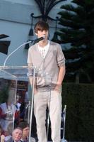 los angeles, jan 26 - justin bieber prend la parole lors de la cérémonie de l'empreinte de la main et de l'empreinte immortalisée de michael jackson au graumans chinese theatre le 26 janvier 2012 à los angeles, ca photo