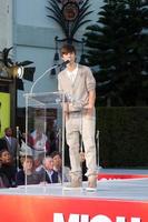 los angeles, jan 26 - justin bieber prend la parole lors de la cérémonie de l'empreinte de la main et de l'empreinte immortalisée de michael jackson au graumans chinese theatre le 26 janvier 2012 à los angeles, ca photo