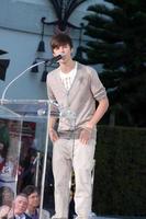 los angeles, jan 26 - justin bieber prend la parole lors de la cérémonie de l'empreinte de la main et de l'empreinte immortalisée de michael jackson au graumans chinese theatre le 26 janvier 2012 à los angeles, ca photo