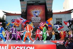 los angeles, 26 janvier - la troupe immortelle du cirque du soleil se produit lors de la cérémonie de l'empreinte de la main et de l'empreinte immortalisée de michael jackson au graumans chinese theatre le 26 janvier 2012 à los angeles, ca photo