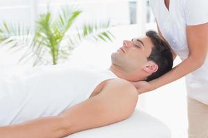 homme recevant un massage du cou