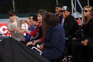 los angeles, 26 janvier - justin bieber rencontre la famille jackson lors de la cérémonie de l'empreinte de la main et de l'empreinte immortalisée de michael jackson au théâtre chinois graumans le 26 janvier 2012 à los angeles, ca photo