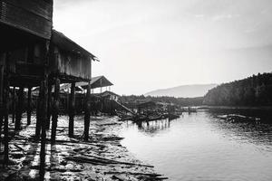 paysage de fond. la photo en noir et blanc du style de vie du village de pêcheurs.