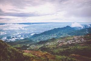 village avec vue sur la montagne dans la vallée le matin en asie tropicale. phutubberk thaïlande photo