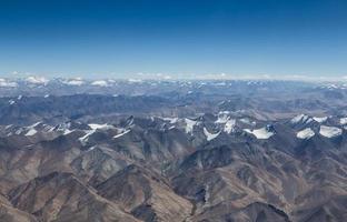 montagnes de l'Himalaya sous les nuages photo