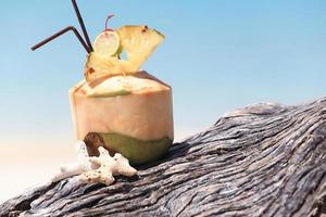 cocktail à la noix de coco sur la plage photo