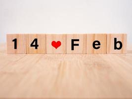 mot amour sur des cubes en bois avec coeur rouge, gros plan près de fond blanc concept de la Saint-Valentin photo