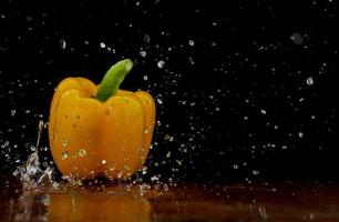 poivron jaune dans un jet d'eau photo