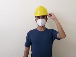 les travailleurs industriels asiatiques portent des casques jaunes, portent des masques de protection pour leur santé photo