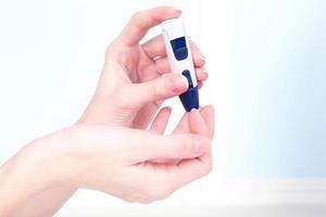 mesurer le niveau de glucose en gros plan sur le sang