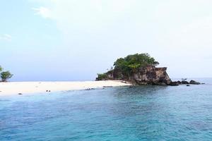 belle mer et plage sur une île tropicale photo