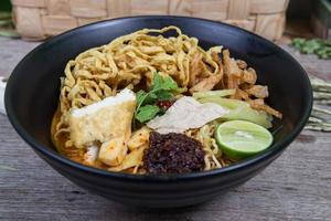 khao soi, nouilles au curry, cuisine thaïlandaise photo