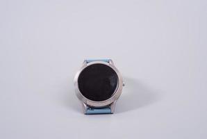 smartwatch placé sur une table grise rugueuse photo