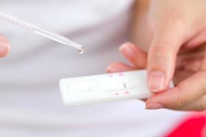 jeunes femmes vérifiant le test de grossesse. photo