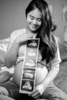 femmes enceintes asiatiques montrant des images non ultrason photo