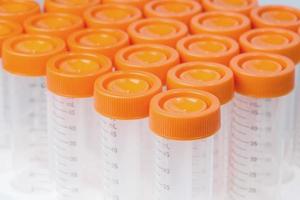 tubes à mesurer en plastique chimique avec capuchon orange
