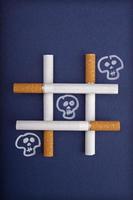 jouer au jeu xo avec la mort - métaphore de fumer photo