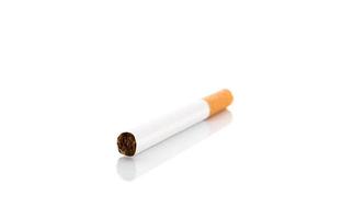 cigarette isolée sur fond blanc