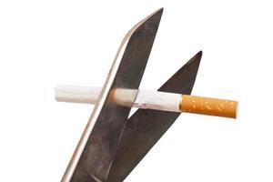 cigarettes avec des ciseaux isolés sur fond blanc photo