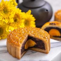 délicieux gâteau de lune de pâtisserie au jaune d'oeuf cuit au four pour le festival de la mi-automne sur fond de table en ciment brillant. concept de cuisine traditionnelle chinoise, gros plan, espace de copie. photo