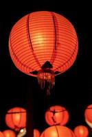 belle lanterne rouge ronde accrochée à la vieille rue traditionnelle, concept du festival du nouvel an lunaire chinois à taiwan, gros plan. le mot sous-jacent signifie bénédiction. photo