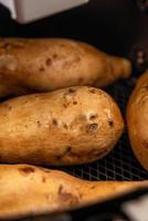 patate douce rôtie cuite par airfryer à la maison. aliments sains pour manger diététique. photo