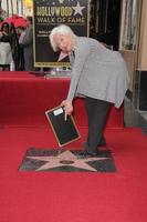 los angeles, 24 mai - olympia dukakis lors de la cérémonie accordant olympia dukakis avec une étoile sur le hollywood walk of fame au hollywood walk of fame le 24 mai 2013 à los angeles, ca photo