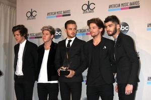 los angeles, nov 24 - harry styles, niall horan, liam payne et louis tomlinso à la salle de presse des american music awards 2013 au nokia theatre le 24 novembre 2013 à los angeles, ca photo