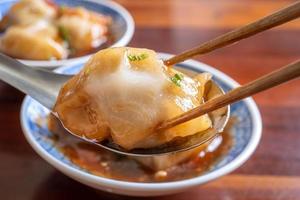 bawan ba wan, délicatesse taïwanaise aux boulettes de viande, délicieuse cuisine de rue, boulette de forme ronde enveloppée d'amidon cuit à la vapeur avec du porc à l'intérieur, gros plan, espace pour copie photo