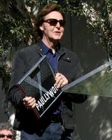 los angeles, 9 février - paul mccartney au hollywood walk of fame cérémonie pour paul mccartney au capital records building le 9 février 2012 à los angeles, ca photo