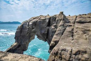 rocher de la trompe d'éléphant à shenao keelung, nouveau taipei, taiwan à côté de la côte de l'océan. photo