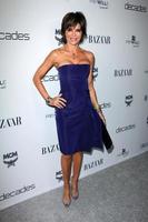 los angeles, 28 février - lisa rinna arrive au harper s bazaar célèbre le lancement de l'événement des ducs de melrose à la tour du coucher du soleil le 28 février 2013 à west hollywood, ca photo