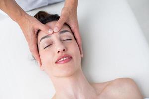 physiothérapeute faisant un massage de la tête