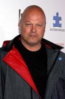 Los angeles, oct 24 - michael chiklis au blue jean ball bénéficiant de l'austisme parle au boulevard 3 le 24 octobre 2013 à los angeles, ca photo