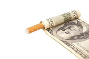 cigarette et billet de cent dollars sur fond blanc