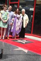 los angeles, 19 mai - melissa mccarthy, famille, ben falcone à la cérémonie du walk of fame de melissa mccarthy à hollywood au théâtre chinois tcl le 19 mai 2015 à los angeles, ca photo