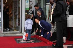 los angeles, 2 avril - orlando bloom, flynn bloom à orlando bloom hollywood walk of fame star cérémonie au théâtre chinois tcl le 2 avril 2014 à los angeles, ca photo