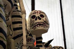 accrocher des squelettes sur le marché mexicain photo
